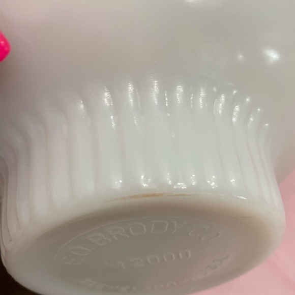 VINTAGE E.O. BRODY ROUND WHITE MILK GLASS DISH WITH SCALLOPED TRIM - Picture 10 of 10